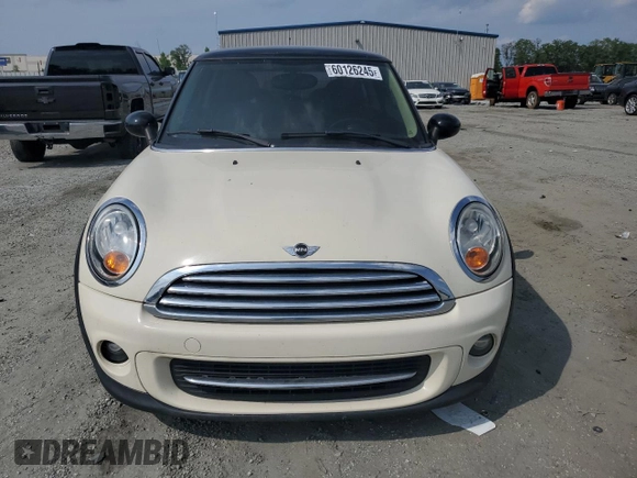 2013 MINI Hardtop с VIN WMWSU3C57DT681944, выставлен на аукционе Copart как лот 60126245 с пробегом 118 319 миль миль и Списание • Salvage title. История ставок и продаж доступна на DreamBid. Изображение 5.