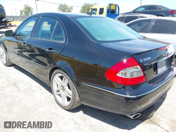 2007 Mercedes-Benz E 550 z VIN WDBUF72X57B021832, wystawiony jako IAAI lot #42383326 z przebiegiem 136 460 mil mil oraz . Historia ofert i sprzedaży dostępna na DreamBid. Obrazek 3.
