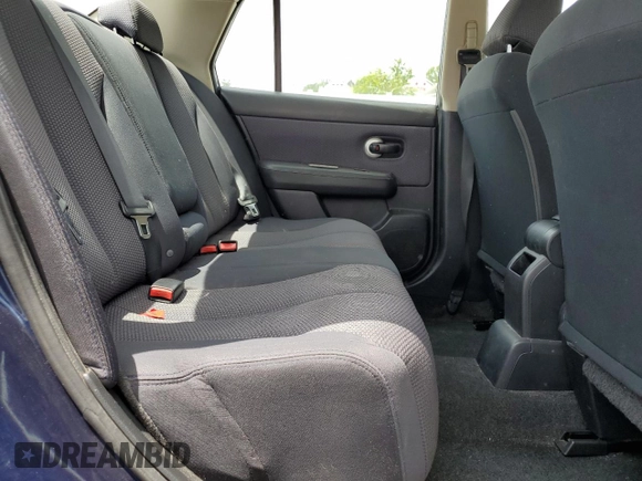 2009 Nissan Versa S z VIN 3N1BC11E89L361883, wystawiony jako Copart lot #57121985 z przebiegiem 204 638 mil mil oraz Czysty tytuł • Clean title. Historia ofert i sprzedaży dostępna na DreamBid. Obrazek 10.
