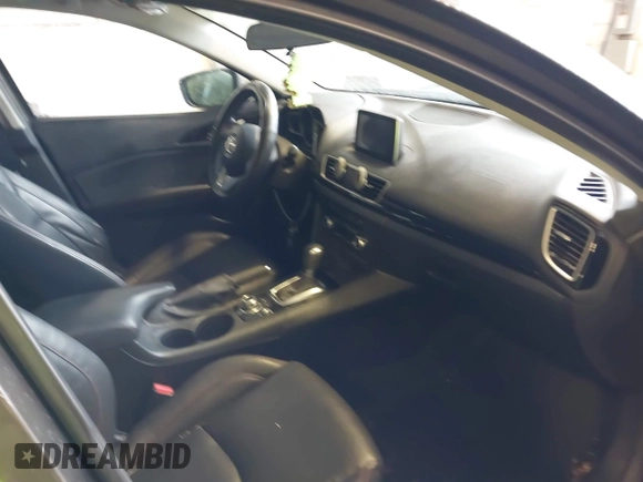 2015 Mazda 3 i Grand Touring z VIN JM1BM1M70F1222597, wystawiony jako IAAI lot #41960987 z przebiegiem 40 841 mil mil oraz . Historia ofert i sprzedaży dostępna na DreamBid. Obrazek 5.