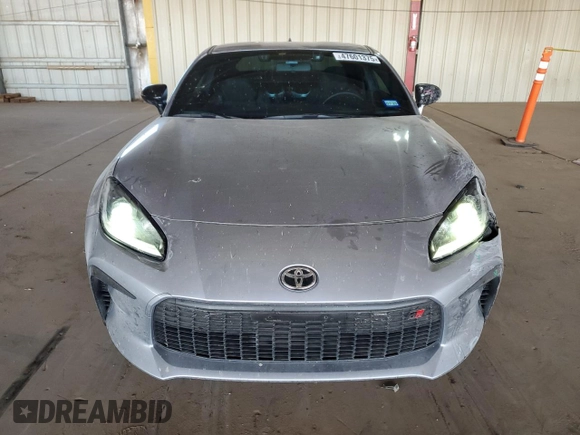 2024 Toyota 86 z VIN JF1ZNBB17R9755378, wystawiony jako Copart lot #47601375 z przebiegiem 6 697 mil mil oraz Szkoda całkowita • Salvage title. Historia ofert i sprzedaży dostępna na DreamBid. Obrazek 5.