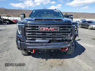 2024 GMC Sierra 3500HD AT4 z VIN 1GT49VEY3RF129184, wystawiony jako Copart lot #44953764 z przebiegiem 56 519 mil mil oraz Szkody całkowita. Historia ofert i sprzedaży dostępna na DreamBid. Obrazek 5.