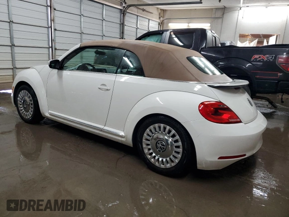 2013 Volkswagen Beetle 2.5L w/Sound/Nav z VIN 3VW5P7AT7DM811619, wystawiony jako Copart lot #60331015 z przebiegiem 115 532 mil mil oraz Szkoda całkowita • Salvage title. Historia ofert i sprzedaży dostępna na DreamBid. Obrazek 2.