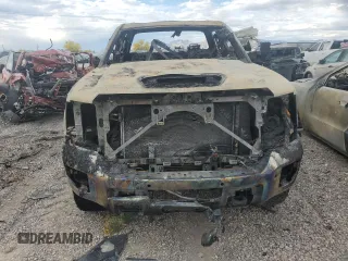 2018 GMC Sierra 2500HD SLT z VIN 1GT12TEY1JF108589, wystawiony jako Copart lot #52713975 z przebiegiem Nie podano mil oraz Nie do naprawy • Non repairable. Historia ofert i sprzedaży dostępna na DreamBid. Obrazek 5.