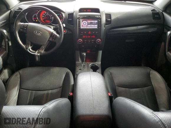 2013 Kia Sorento SX z VIN 5XYKWDA23DG369367, wystawiony jako Copart lot #57721075 z przebiegiem 133 560 mil mil oraz Szkoda całkowita • Salvage title. Historia ofert i sprzedaży dostępna na DreamBid. Obrazek 8.