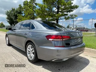 2020 Volkswagen Passat SE z VIN 1VWSA7A30LC007425, wystawiony jako Copart lot #62712615 z przebiegiem 117 196 mil mil oraz Czysty tytuł • Clean title. Historia ofert i sprzedaży dostępna na DreamBid. Obrazek 3.