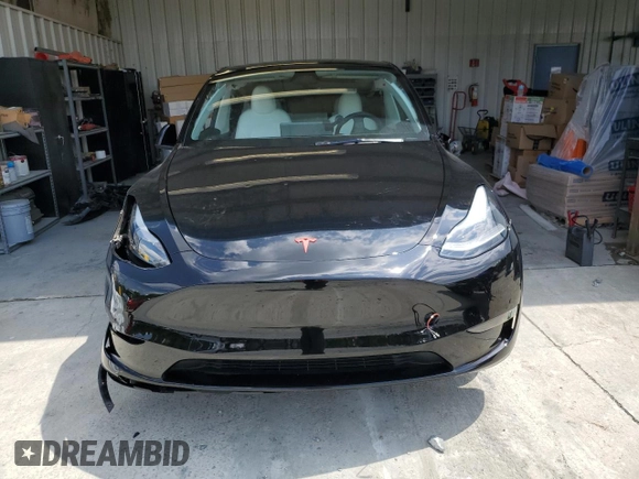 2024 Tesla Model Y Long Range z VIN 7SAYGDEEXRF072397, wystawiony jako Copart lot #61157535 z przebiegiem Nie podano mil oraz Szkoda całkowita • Salvage title. Historia ofert i sprzedaży dostępna na DreamBid. Obrazek 5.