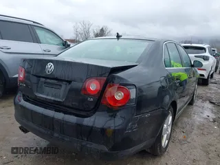 2009 Volkswagen Jetta Sedan SE with VIN 3VWRM71K39M061922, listed as a IAAI auction lot 41833902 with 207,905 mi miles. Bid and sale history available at carsss.com. Image 4.