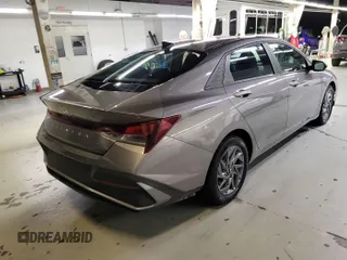 2024 Hyundai Elantra SEL z VIN KMHLM4DG4RU636275, wystawiony jako IAAI lot #42853008 z przebiegiem 32 964 mil mil oraz . Historia ofert i sprzedaży dostępna na DreamBid. Obrazek 8.