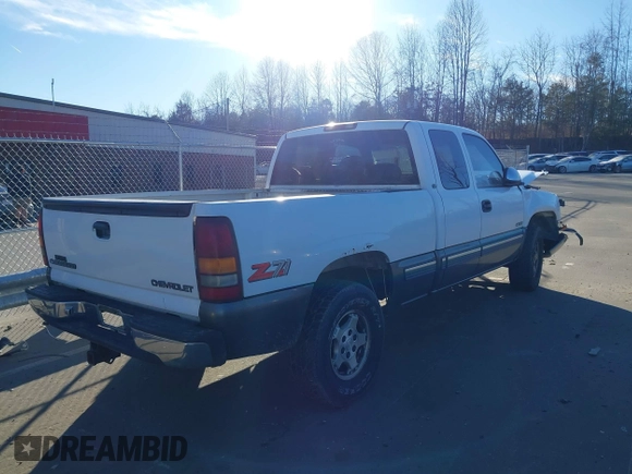 2000 Chevrolet Silverado 1500 LS with VIN 1GCEK19T8YE138791, listed as a IAAI auction lot 41448352 with 226,269 mi miles. Bid and sale history available at carsss.com. Image 4.