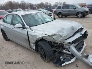 2018 BMW 3 Series 320i xDrive z VIN WBA8A3C58JA495002, wystawiony jako IAAI lot #41811933 z przebiegiem 79 485 mil mil oraz . Historia ofert i sprzedaży dostępna na DreamBid. Obrazek 1.
