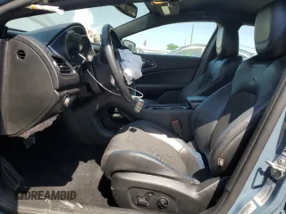 2015 Chrysler 200 S z VIN 1C3CCCBB7FN563423, wystawiony jako Copart lot #57264275 z przebiegiem 106 859 mil mil oraz Szkoda całkowita • Salvage title. Historia ofert i sprzedaży dostępna na DreamBid. Obrazek 7.
