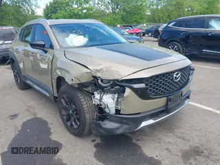 2023 Mazda CX-50 Meridian Edition z VIN 7MMVABXYXPN130990, wystawiony jako IAAI lot #42212027 z przebiegiem 49 015 mil mil oraz . Historia ofert i sprzedaży dostępna na DreamBid. Obrazek 1.