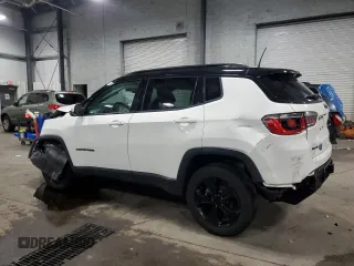 2018 Jeep Compass Latitude z VIN 3C4NJDBB6JT394374, wystawiony jako Copart lot #54229455 z przebiegiem 51 625 mil mil oraz Szkoda całkowita • Salvage title. Historia ofert i sprzedaży dostępna na DreamBid. Obrazek 2.