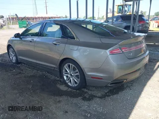 2016 Lincoln MKZ z VIN 3LN6L2J90GR614644, wystawiony jako IAAI lot #42547420 z przebiegiem 45 237 mil mil oraz . Historia ofert i sprzedaży dostępna na DreamBid. Obrazek 3.