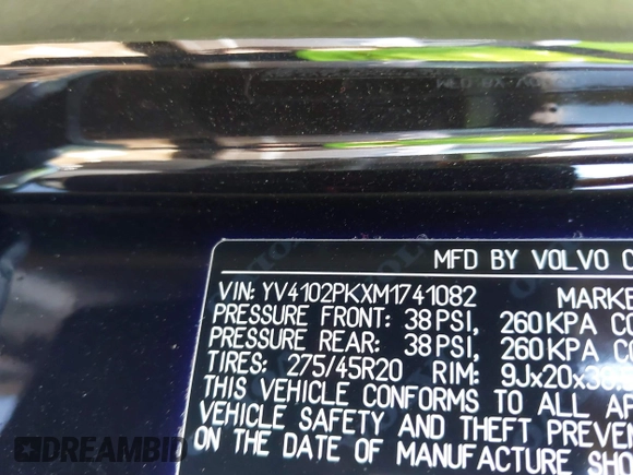 2021 Volvo XC90 Momentum with VIN YV4102PKXM1741082, listed as a IAAI auction lot 41803261 with 42,986 mi miles. Bid and sale history available at carsss.com. Image 9.