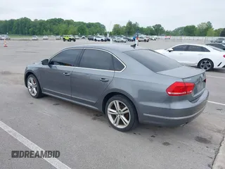 2013 Volkswagen Passat SEL Premium z VIN 1VWCN7A39DC058142, wystawiony jako IAAI lot #42369150 z przebiegiem 127 302 mil mil oraz . Historia ofert i sprzedaży dostępna na DreamBid. Obrazek 3.