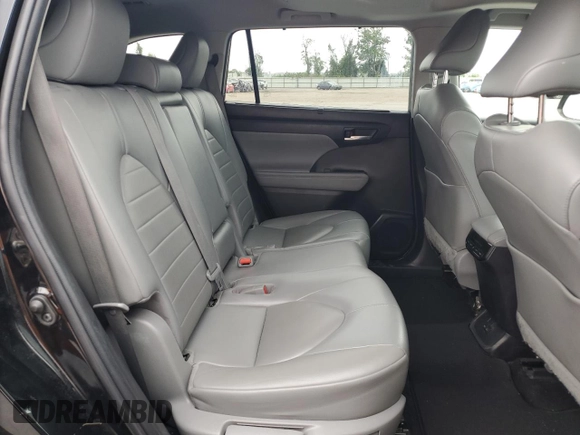 2022 Toyota Highlander XLE z VIN 5TDGZRAH4NS127982, wystawiony jako Copart lot #58969415 z przebiegiem 220 932 mil mil oraz Czysty tytuł • Clean title. Historia ofert i sprzedaży dostępna na DreamBid. Obrazek 11.