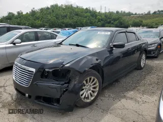 2014 Chrysler 300 z VIN 2C3CCAAG0EH132608, wystawiony jako Copart lot #59217075 z przebiegiem 215 836 mil mil oraz Szkoda całkowita • Salvage title. Historia ofert i sprzedaży dostępna na DreamBid. Obrazek 1.