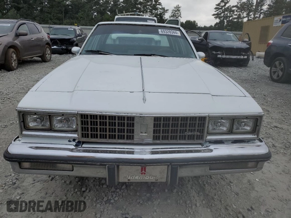1987 Oldsmobile Cutlass z VIN 1G3GR51Y2HR316707, wystawiony jako Copart lot #69328344 z przebiegiem 70 828 mil mil oraz Szkody całkowita. Historia ofert i sprzedaży dostępna na DreamBid. Obrazek 5.
