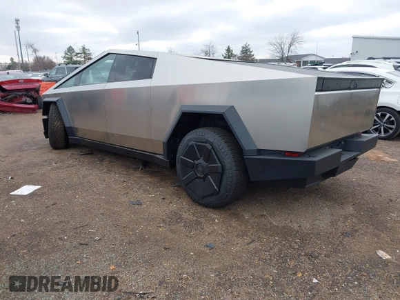 2024 Tesla Cybertruck z VIN 7G2CEHED6RA042416, wystawiony jako IAAI lot #41324245 z przebiegiem 332 mil mil oraz . Historia ofert i sprzedaży dostępna na DreamBid. Obrazek 3.
