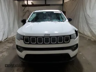 2022 Jeep Compass Altitude with VIN 3C4NJDBB7NT132370, listed as a Copart auction lot 85887934 with 29,143 mi miles and Salvage Title. Bid and sale history available at carsss.com. Image 5.