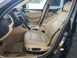 2015 BMW X1 xDrive28i z VIN WBAVL1C5XFVY35591, wystawiony jako Copart lot #59353955 z przebiegiem 86 462 mil mil oraz Tytuł czysty. Historia ofert i sprzedaży dostępna na DreamBid. Obrazek 7.