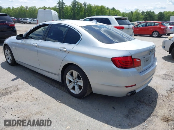2013 BMW 5 Series 528i xDrive z VIN WBAXH5C50DD109923, wystawiony jako IAAI lot #42328644 z przebiegiem 129 764 mil mil oraz . Historia ofert i sprzedaży dostępna na DreamBid. Obrazek 3.