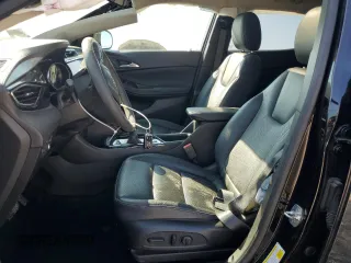 2021 Buick Encore GX Essence z VIN KL4MMGSL0MB153181, wystawiony jako Copart lot #62407445 z przebiegiem 50 864 mil mil oraz Szkoda całkowita • Salvage title. Historia ofert i sprzedaży dostępna na DreamBid. Obrazek 7.