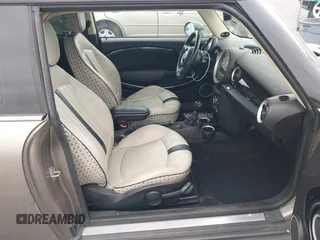 2013 MINI Clubman z VIN WMWZF3C56DT490749, wystawiony jako IAAI lot #42368888 z przebiegiem 163 731 mil mil oraz . Historia ofert i sprzedaży dostępna na DreamBid. Obrazek 5.