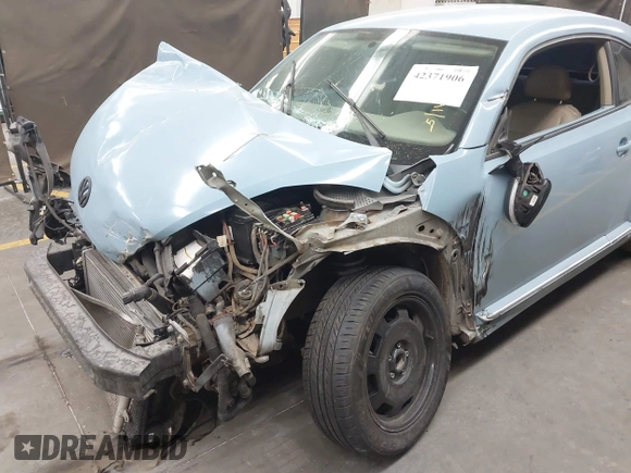 2014 Volkswagen Beetle 1.8T z VIN 3VWJ17AT8EM662235, wystawiony jako IAAI lot #42371906 z przebiegiem 118 173 mil mil oraz . Historia ofert i sprzedaży dostępna na DreamBid. Obrazek 6.