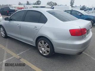 2014 Volkswagen Jetta SE z VIN 3VWD17AJ2EM226153, wystawiony jako IAAI lot #41907079 z przebiegiem 172 595 mil mil oraz . Historia ofert i sprzedaży dostępna na DreamBid. Obrazek 3.
