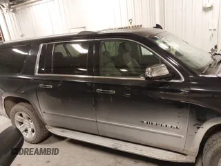 2017 Chevrolet Suburban Premier z VIN 1GNSKJKC0HR250854, wystawiony jako IAAI lot #41541476 z przebiegiem 128 231 mil mil oraz . Historia ofert i sprzedaży dostępna na DreamBid. Obrazek 13.