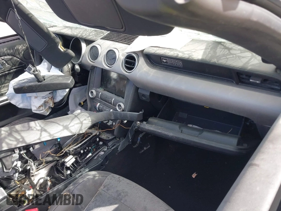 2020 Ford Mustang GT Premium z VIN 1FATP8FF4L5119301, wystawiony jako IAAI lot #40745931 z przebiegiem Nie podano mil oraz . Historia ofert i sprzedaży dostępna na DreamBid. Obrazek 5.