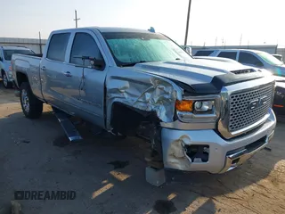 2017 GMC Sierra 2500HD Denali z VIN 1GT12UEY2HF192132, wystawiony jako IAAI lot #42094570 z przebiegiem 119 361 mil mil oraz . Historia ofert i sprzedaży dostępna na DreamBid. Obrazek 1.