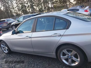 2015 BMW 3 Series 328i xDrive z VIN WBA3B5C56FF962334, wystawiony jako IAAI lot #41323621 z przebiegiem 33 419 mil mil oraz . Historia ofert i sprzedaży dostępna na DreamBid. Obrazek 14.