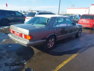 1986 Mercedes-Benz 420 420SEL with VIN WDBCA35D4GA250724, listed as a IAAI auction lot 41629306 with 228,711 mi miles. Bid and sale history available at carsss.com. Image 4.