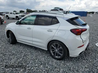 2021 Buick Encore GX Essence z VIN KL4MMFSL3MB145909, wystawiony jako Copart lot #59030565 z przebiegiem 9 279 mil mil oraz Nie do naprawy • Non repairable. Historia ofert i sprzedaży dostępna na DreamBid. Obrazek 2.