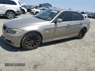 2011 BMW 3 Series 328i z VIN WBAPH5G53BNM80186, wystawiony jako Copart lot #59230945 z przebiegiem 130 373 mil mil oraz Czysty tytuł • Clean title. Historia ofert i sprzedaży dostępna na DreamBid. Obrazek 1.