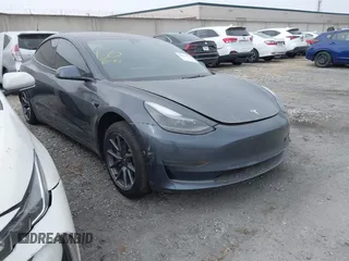 2023 Tesla Model 3 z VIN 5YJ3E1EAXPF403095, wystawiony jako IAAI lot #42151764 z przebiegiem 17 872 mil mil oraz . Historia ofert i sprzedaży dostępna na DreamBid. Obrazek 1.