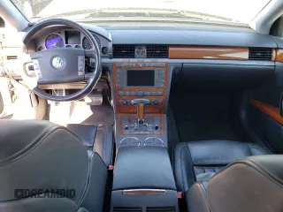 2004 Volkswagen Phaeton V8 z VIN WVWAF63D348008461, wystawiony jako Copart lot #75664804 z przebiegiem 207 769 mil mil oraz Szkody całkowita. Historia ofert i sprzedaży dostępna na DreamBid. Obrazek 8.