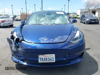 2022 Tesla Model 3 Long Range z VIN 5YJ3E1EBXNF168686, wystawiony jako IAAI lot #41933028 z przebiegiem 57 482 mil mil oraz . Historia ofert i sprzedaży dostępna na DreamBid. Obrazek 12.