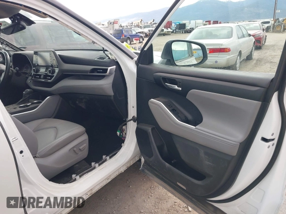 2022 Toyota Highlander XLE with VIN 5TDGZRBHXNS234405, listed as a IAAI auction lot 42045237 with 49,875 mi miles and . Bid and sale history available at DreamBid. Image 5.