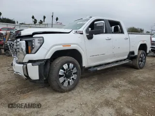 2024 GMC Sierra 2500HD Denali z VIN 1GT49REY9RF269439, wystawiony jako Copart lot #42123825 z przebiegiem Nie podano mil oraz Czysty tytuł • Clean title. Historia ofert i sprzedaży dostępna na DreamBid. Obrazek 1.