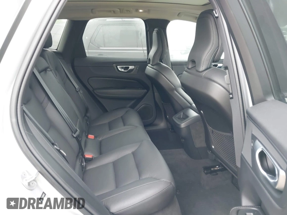 2024 Volvo XC60 Plus Dark Theme z VIN YV4L12RL5R1885058, wystawiony jako IAAI lot #42167034 z przebiegiem 25 886 mil mil oraz . Historia ofert i sprzedaży dostępna na DreamBid. Obrazek 8.