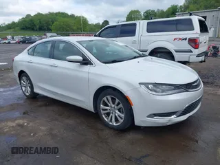 2015 Chrysler 200 Limited z VIN 1C3CCCAB7FN555436, wystawiony jako IAAI lot #42193998 z przebiegiem 126 448 mil mil oraz . Historia ofert i sprzedaży dostępna na DreamBid. Obrazek 1.