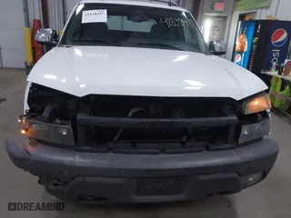 2005 Chevrolet Avalanche Z71 with VIN 3GNEK12Z45G118046, listed as a IAAI auction lot 41838447 with 203,799 mi miles. Bid and sale history available at carsss.com. Image 6.