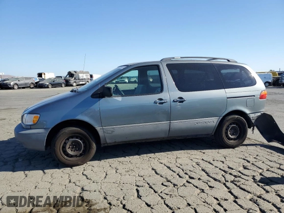 2000 Toyota Sienna CE with VIN 4T3ZF19C9YU222343, listed as a Copart auction lot 69520224 with 524,710 mi miles and Salvage Title. Bid and sale history available at carsss.com. Image 1.