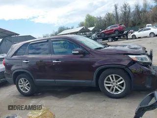 2015 Kia Sorento LX z VIN 5XYKT3A68FG594912, wystawiony jako IAAI lot #41911045 z przebiegiem 162 512 mil mil oraz . Historia ofert i sprzedaży dostępna na DreamBid. Obrazek 13.
