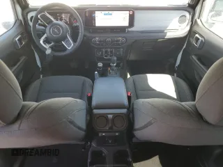 2025 Jeep Wrangler Sahara z VIN 1C4PJXEN8SW529320, wystawiony jako Copart lot #57918605 z przebiegiem 15 706 mil mil oraz Czysty tytuł • Clean title. Historia ofert i sprzedaży dostępna na DreamBid. Obrazek 8.